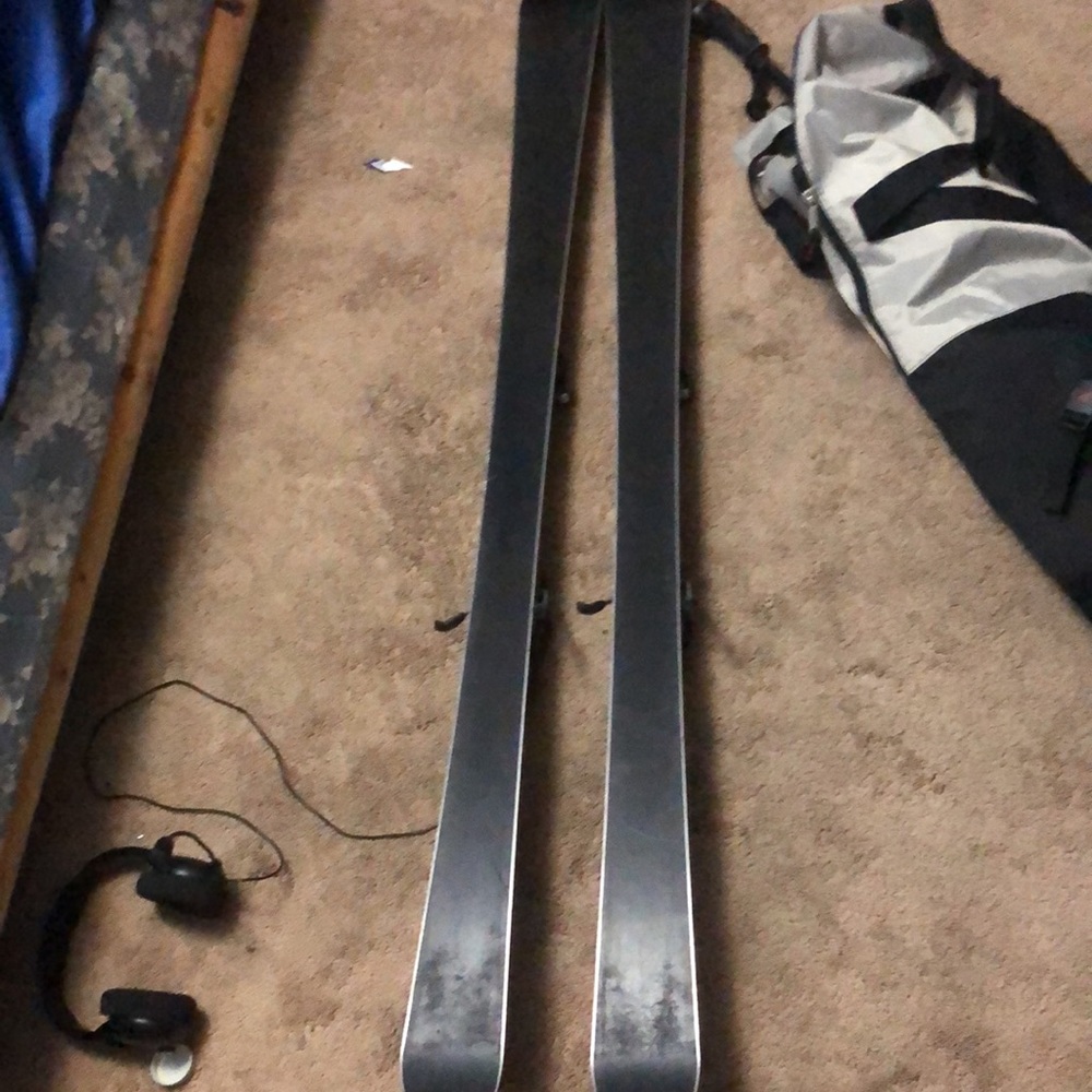 Skis - Picture 3 of 8